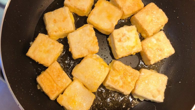红烧豆腐（锅塌豆腐）,两面煎黄。
