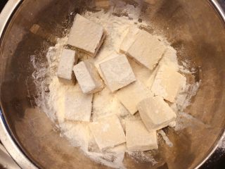 红烧豆腐（锅塌豆腐）,豆腐块四周裹上面粉。