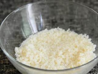 香甜可口的芒果糯米饭，在家也能做,泡发后洗净沥干水分。