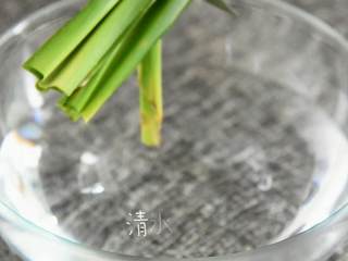 香甜可口的芒果糯米饭，在家也能做,香兰叶剪掉根部后清水洗净。