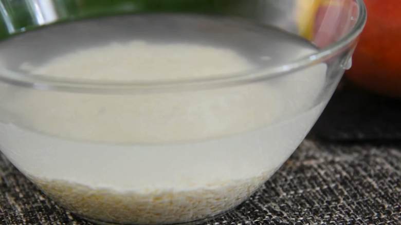 香甜可口的芒果糯米饭，在家也能做,清水浸泡糯米至少3小时。
