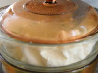 香甜可口的芒果糯米饭，在家也能做,锅底铺一层香兰叶，倒入糯米，用手轻轻抚平。

大火蒸30分钟。