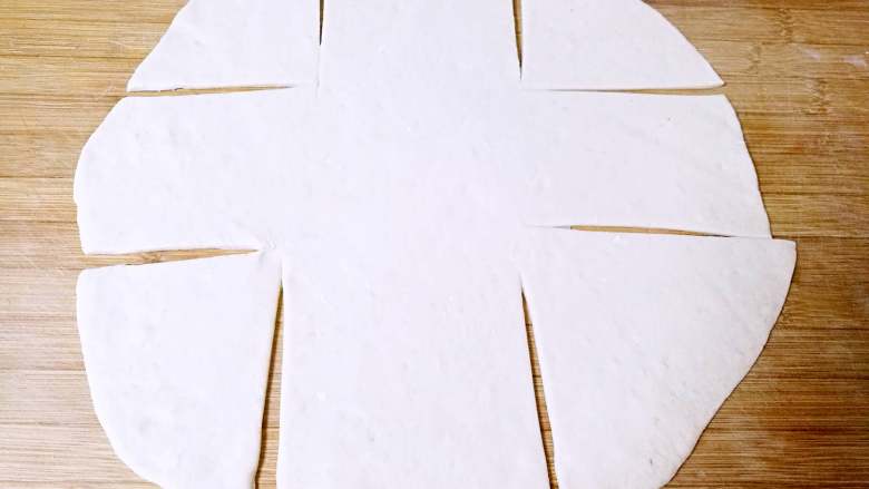 发面千层肉饼,用刀子划成九宫格的样子(硅胶垫上面不能用刀子划，一定要移到案板上划)。