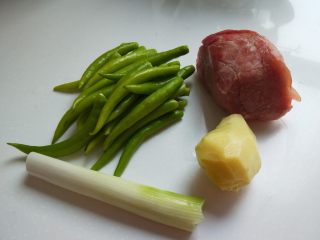 杭椒肉丝,准备好食材，里脊肉，杭椒，姜，葱