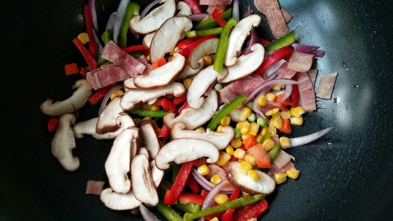 时蔬吐司盏――美味健康餐,加入各种蔬菜，翻炒断生。