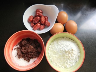 红糖枣糕,准备食材并称重。