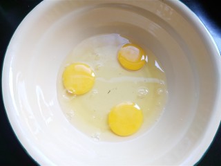 红糖枣糕,将鸡蛋打入一个干净的大碗中。