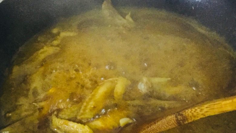 蒜香鸡翅尖,时不时的搅拌一下，防止粘锅