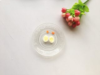 萌兔米饭,鹌鹑蛋煮熟切两瓣，用胡萝卜剪出兔子脸蛋