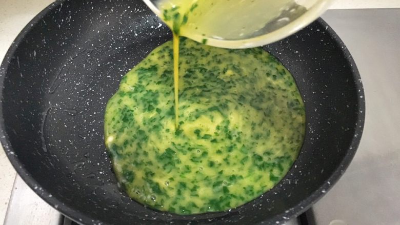 宝宝辅食12M➕菠菜秋葵厚蛋烧,不粘锅刷一层薄油，开小火，倒入蛋液让蛋液铺平整个锅