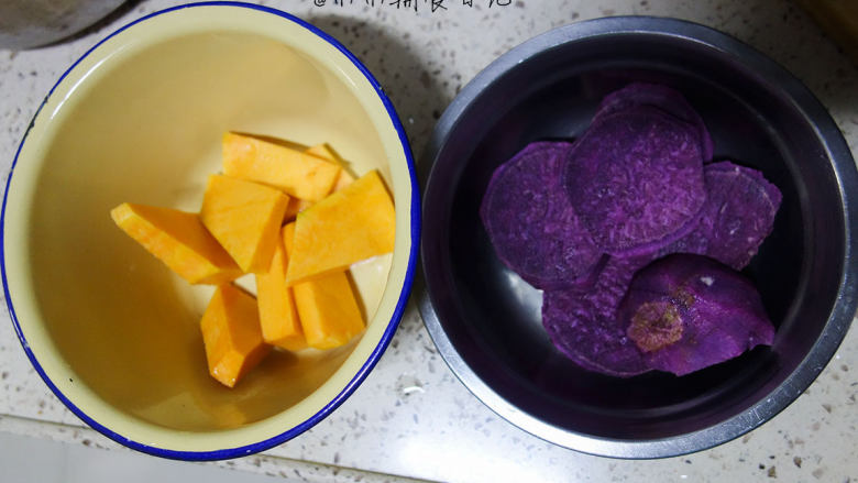 双色磨牙棒,南瓜跟紫薯去皮切片放在两个碗里 以免混色