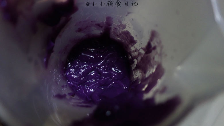 双色磨牙棒,紫薯很干所以要加水用料理棒打成泥备用