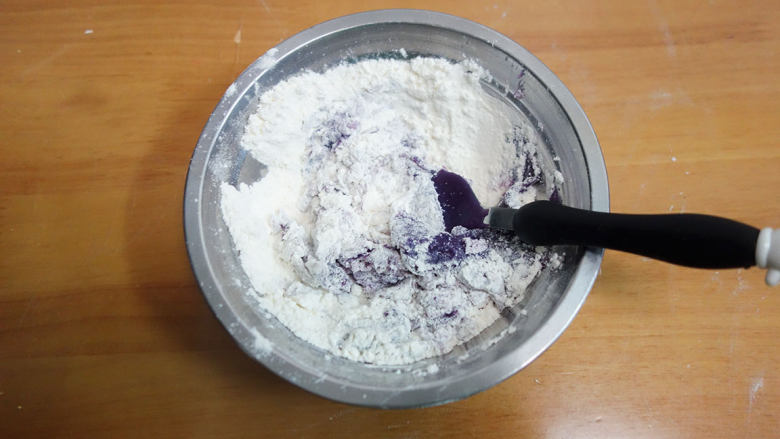 双色磨牙棒,低筋面粉或者普通面粉都可以加入紫薯混合