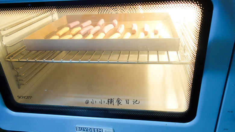 双色磨牙棒,烤箱150度预热后放入烤箱烤40分钟左右