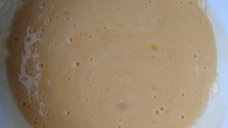 秋葵蛋卷,将蛋液和面粉糊混合。