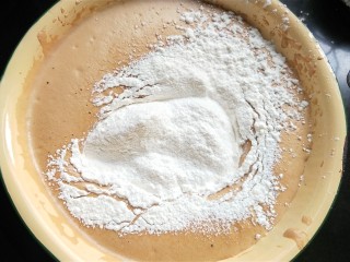 红糖枣糕,筛入面粉。