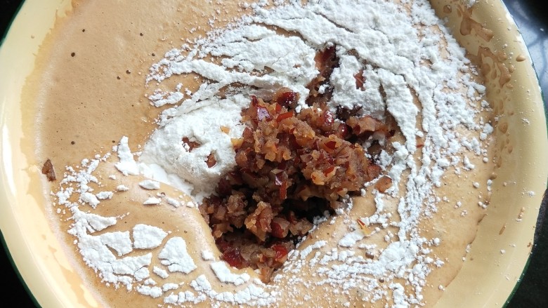 红糖枣糕,倒入红枣泥，这时可以将烤箱170度预热10分钟。