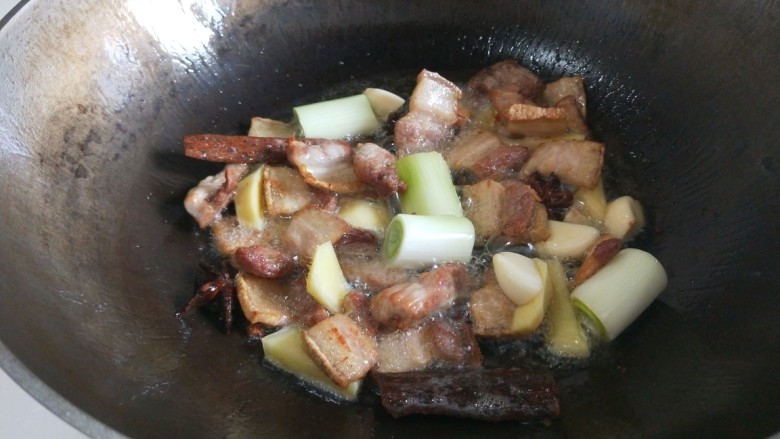 猪肉炖海带丝,放入葱姜蒜。