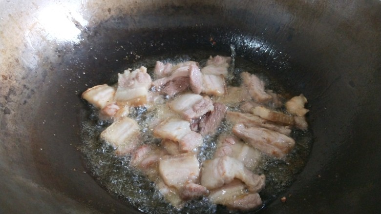 猪肉炖海带丝,炒出油汁出来。肉变色即可。