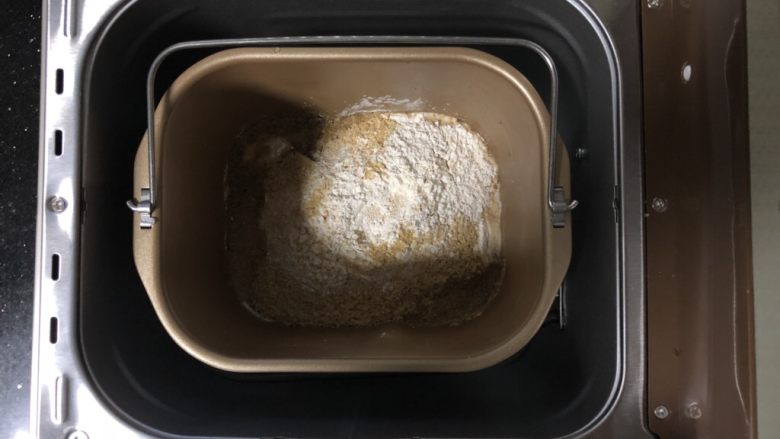 小麦胚芽全麦干果吐司,1、把所有的材料按照先液体后固体的顺序放入面包桶内。