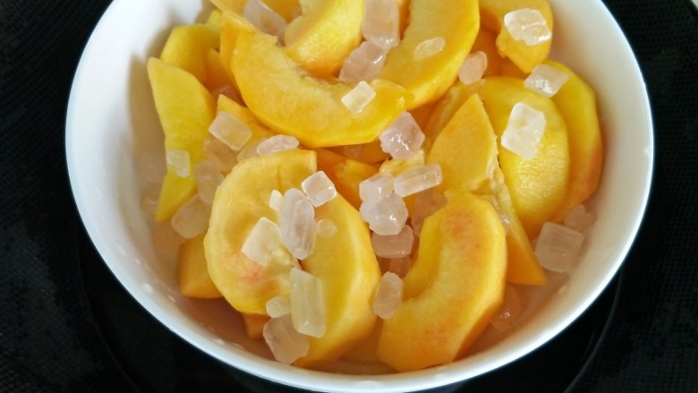 自制黄桃罐头,加入冰糖隔水蒸20分钟，喜欢喝糖水的可以加入适量清水