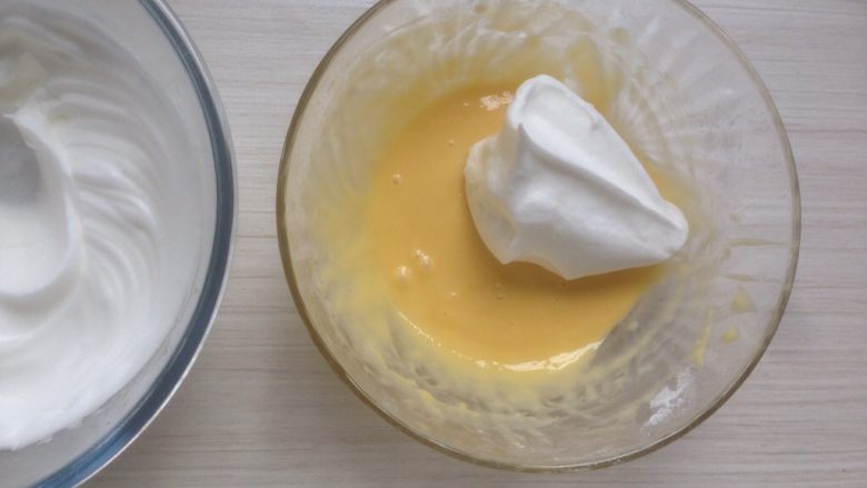 爆浆脏脏蛋糕,取三分之一打发好的蛋白霜到蛋黄糊里，从底部向上翻拌均匀。