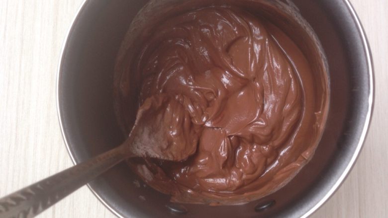 爆浆脏脏蛋糕,制作甘纳许，隔热水融化巧克力，然后倒入淡奶油，搅拌均匀就是甘纳许了