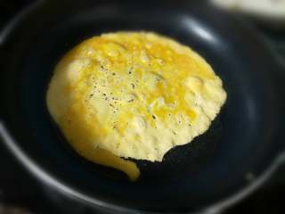 凉拌莴笋,油热后倒入蛋黄液，摊成金黄鸡蛋皮