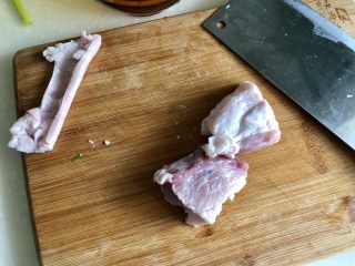 超鲜美的“下饭菜”➕韭菜木耳炒肉末,猪腿肉清洗一下，去猪皮
