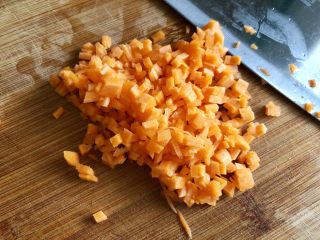 超鲜美的“下饭菜”➕韭菜木耳炒肉末,切成小小的胡萝卜粒