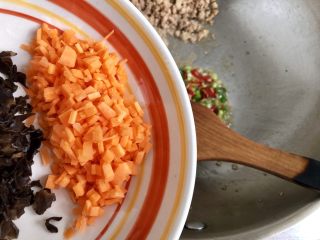 超鲜美的“下饭菜”➕韭菜木耳炒肉末,加入胡萝卜粒煸炒半分钟