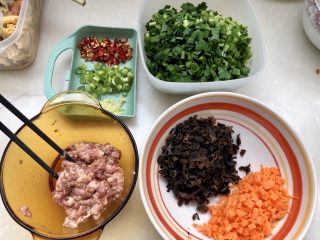 超鲜美的“下饭菜”➕韭菜木耳炒肉末,全部食材清洗改刀准备好
