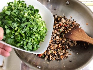 超鲜美的“下饭菜”➕韭菜木耳炒肉末,转中大火，加入韭菜碎，翻炒均匀