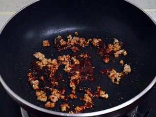 酸辣粉。,热锅热油，先放猪肉煸炒出油，然后放豆瓣酱炒出红油