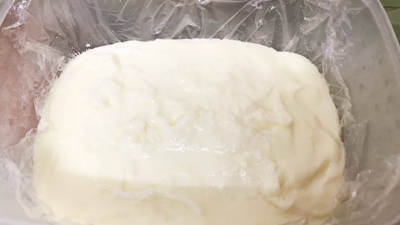 椰蓉牛奶小方,倒入保鲜盒里震平，盖上盖子
放入冰箱冷藏几个小时至凝固