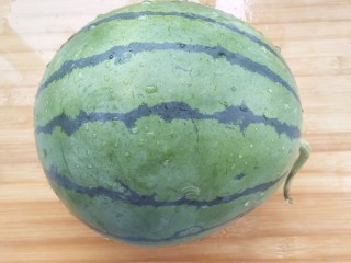 学一种西瓜的有爱吃法,西瓜洗净放置案板备用。