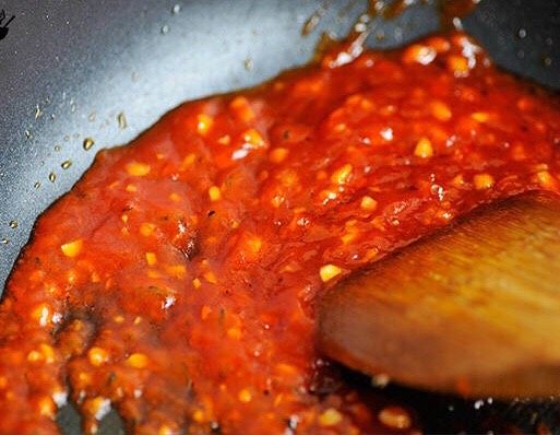 茄汁大虾,炒茄汁的时候要注意火候，不要将茄汁炒糊了