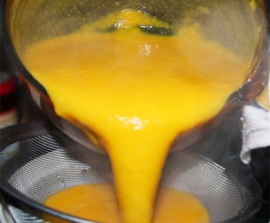 南瓜浓汤,将煮好的南瓜浓汤过筛，这样更加细腻。