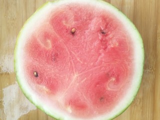 学一种西瓜的有爱吃法,横向将瓜切成0.5厘米厚的圆状。