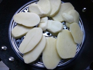 香甜土豆饼,土豆洗净去皮切薄片，上锅蒸熟。