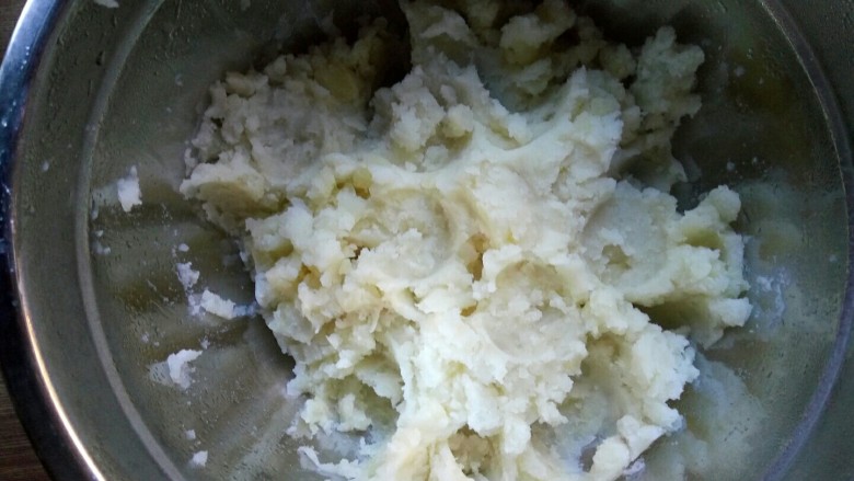 香甜土豆饼,蒸熟的土豆趁热压成泥。