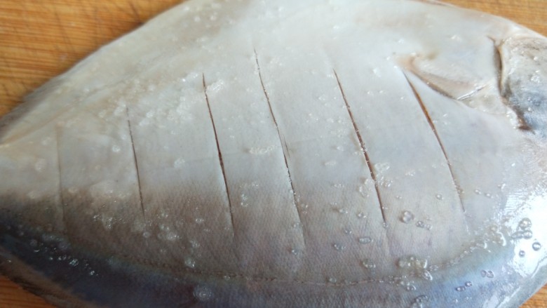 新文美食  香煎小平鱼,中间划几刀沫上盐。