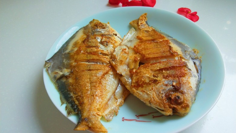 新文美食  香煎小平鱼,装盘即可食用。