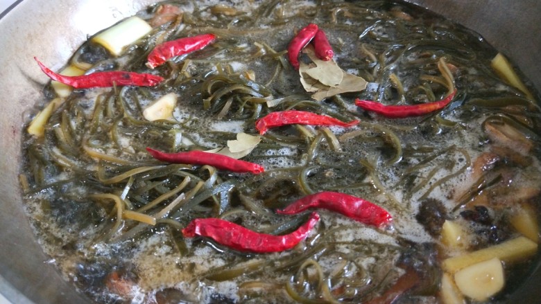 猪肉炖海带丝,加入足够的水烧开，放入干辣椒。