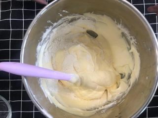 海绵蛋糕,加入部分面粉切拌