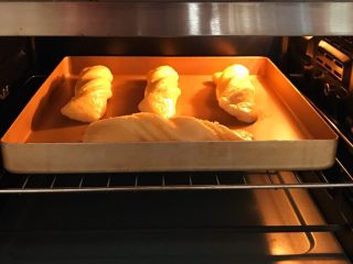 椰蓉奶香面包棒,入预热好的烤箱中层，上下火170度，约烤15分钟。