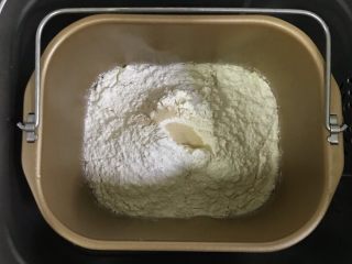 椰蓉奶香面包棒,除黄油以外的面包材料都放入面包机内（先液体后粉类的顺序，糖和盐对角放），在面粉中间挖个洞，把酵母粉倒入，启动和面程序。