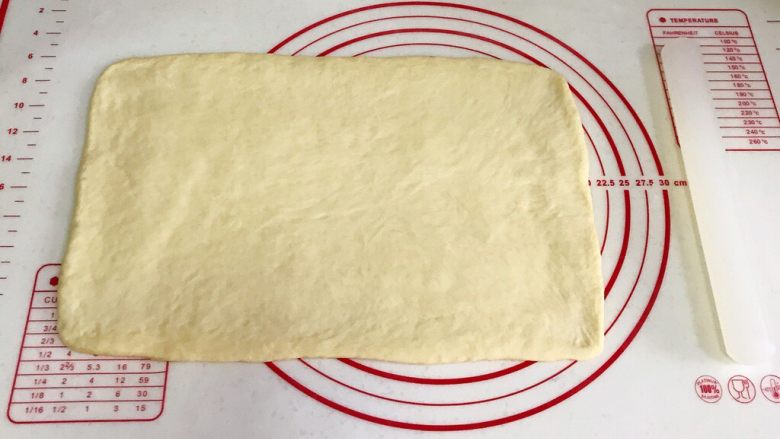 椰蓉奶香面包棒,松弛好后，把面团擀成长方形。