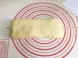 椰蓉奶香面包棒,再折过去，呈图中长方形状。