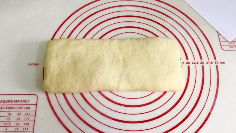 椰蓉奶香面包棒,再折过去，呈图中长方形状。